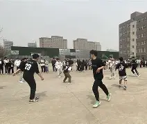 比赛进行得如火如荼，观众席气氛热络的简单介绍