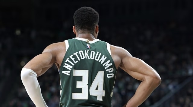 包含雄鹿球星康复良好备战下一场比赛的词条