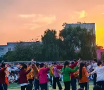 草坪上的激情,青春飞扬的足球比赛的简单介绍 草坪上的激情,青春飞扬的足球比赛的简单介绍