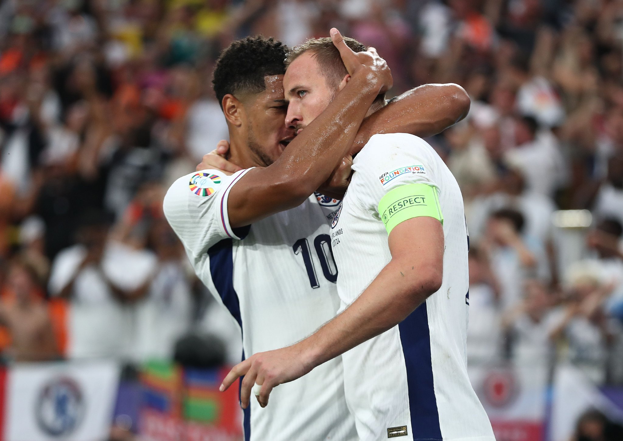 英格兰闯入欧洲杯四强，球迷欢呼不已