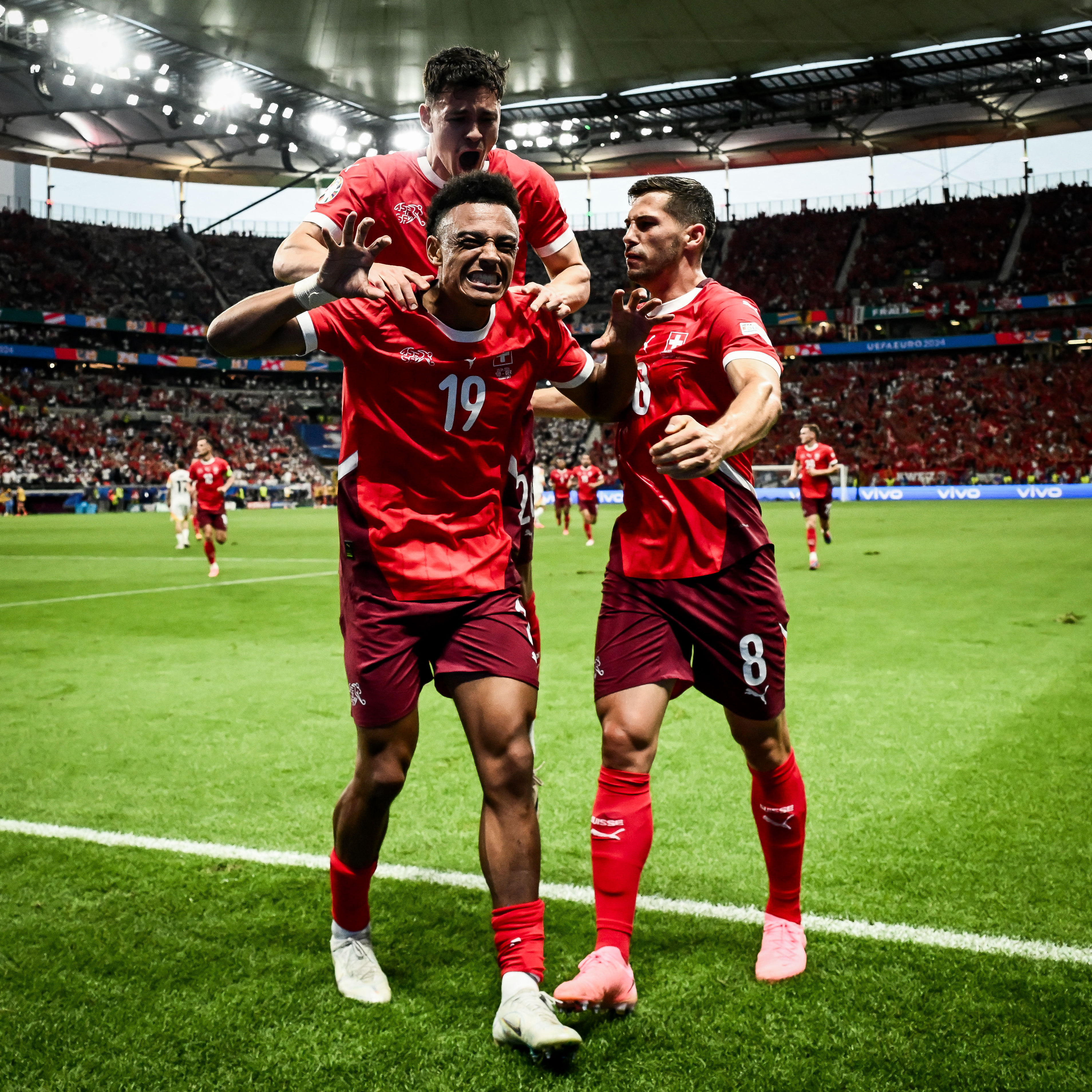 包含美因茨豪胜德乙球队，晋级德国杯四强的词条