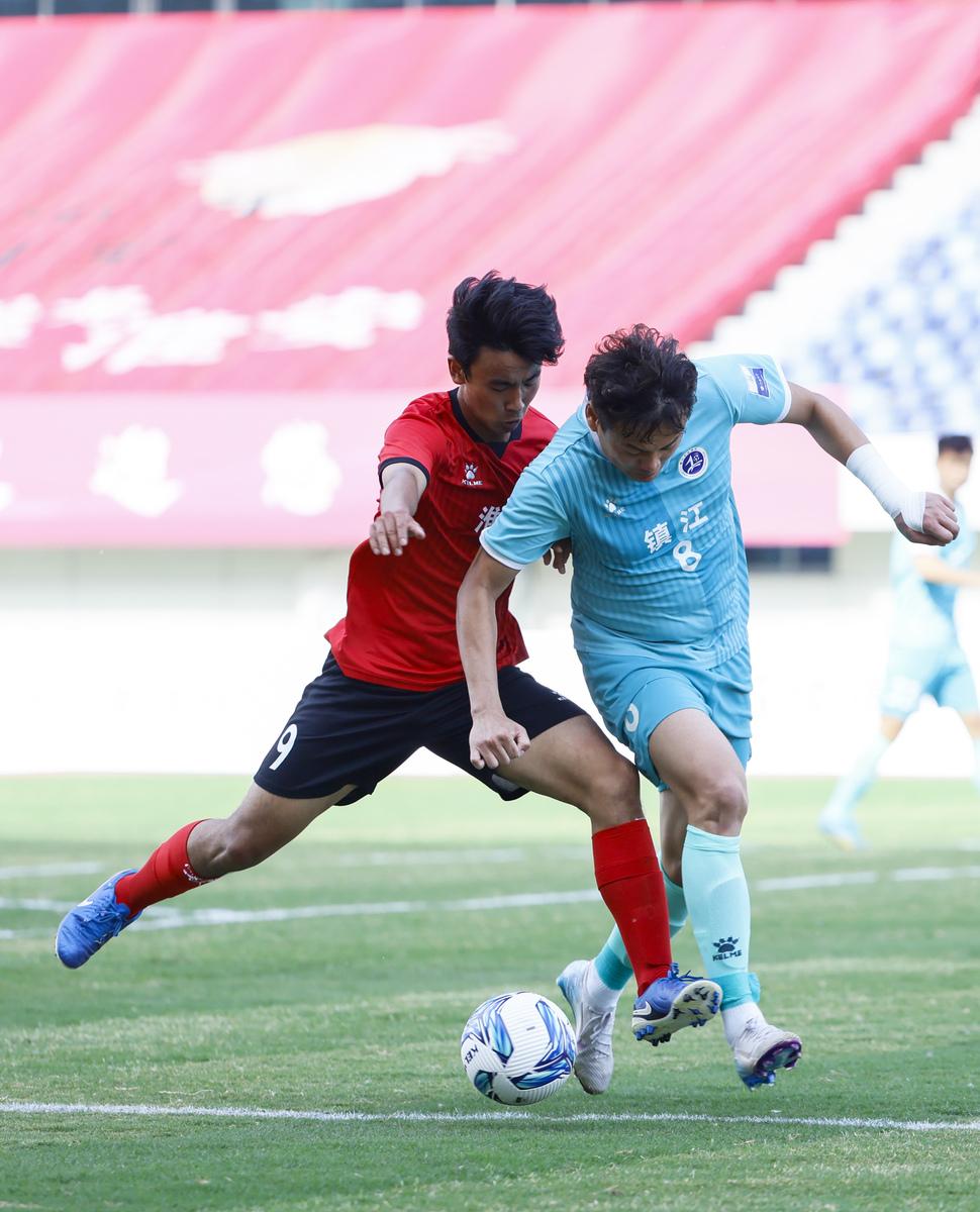 现场观众深陷足球比赛的激烈竞争中