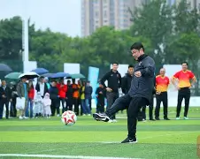 关于四面八方的观众为足球比赛现场应声鼓掌的信息